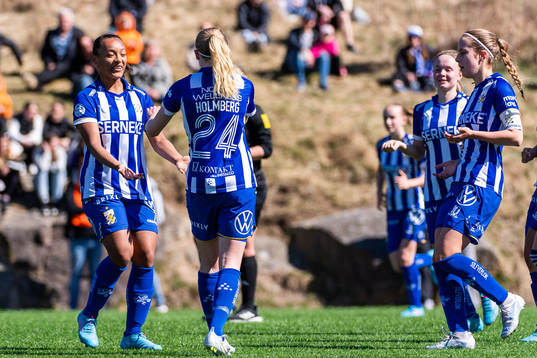 IFK Göteborgs Felicia Holmberg (mitten) jublar med
