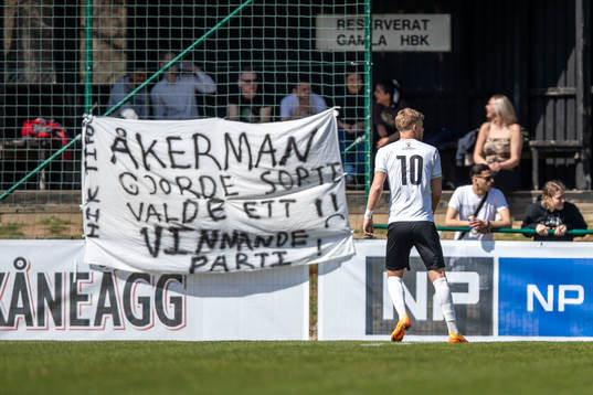 Hittarps Oliver Åkerman framför en banderoll med texten