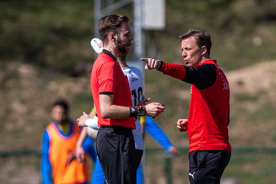 Hittarps tränare Erik Edman i samtal med domare Max Persson