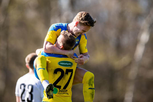 Eskilsminnes Alexander Engholm och Filip Lundeberg jublar