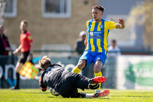 Eskilsminnes Noor Jassem och Hittarps målvakt Andreas