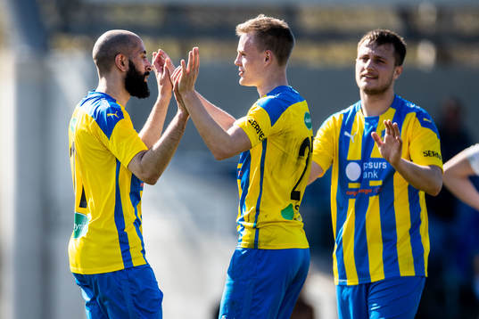 Eskilsminnes Akram Mansour och Filip Lundeberg jublar