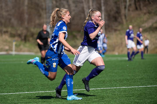 IFK Göteborgs Novalie Jensen i löpduell med. Lerums Sofia