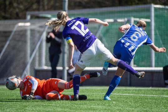 Lerums Målvakt Clara Andersson, lagkapten Ellinor Falck