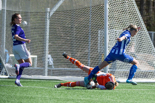 Lerums Målvakt Clara Andersson räddar en målchans