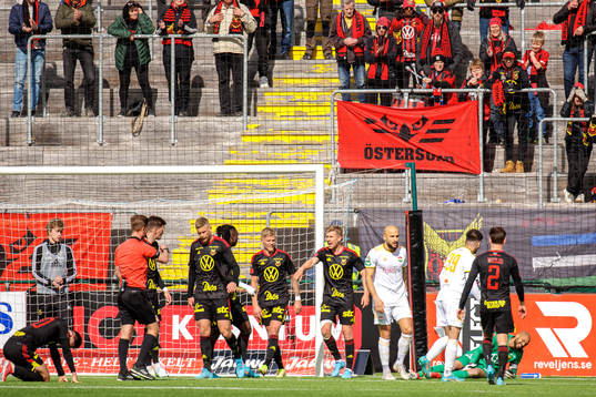 Tumult framför Östersunds målvakt Aly Keita