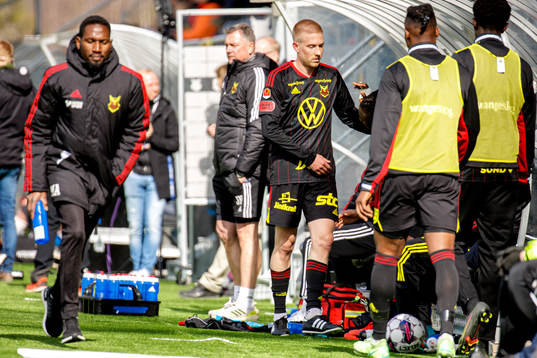 Östersunds Simon Kroon klappar om lagkamrater