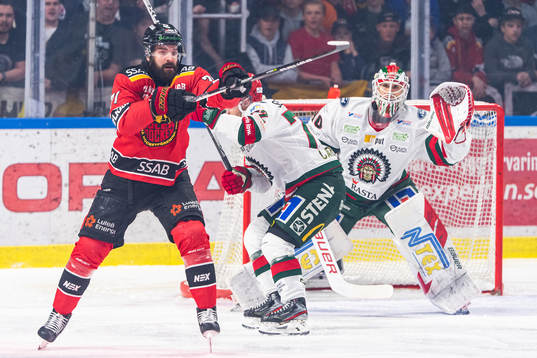 Luleås Linus Fröberg och Frölundas målvakt Matthew