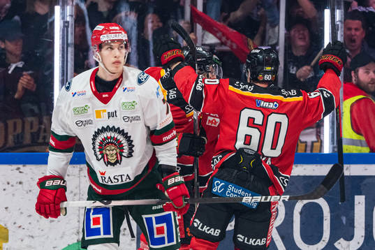 Luleås Isac Brännström jublar med lagkamrater