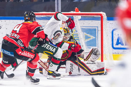 Frölundas Karl Henriksson gör 1-1 bakom Luleås målvakt