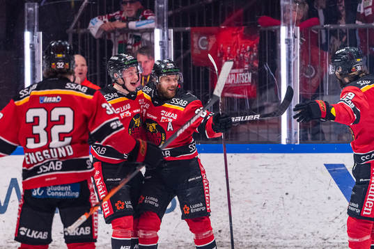 Luleås Pontus Andreasson jublar med lagkamrater