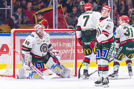 Frölundas målvakt Matthew Tomkins och Teodor Niederbach