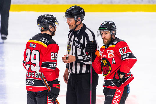 Luleås Erik Gustafsson och Linus Omark diskuterar med