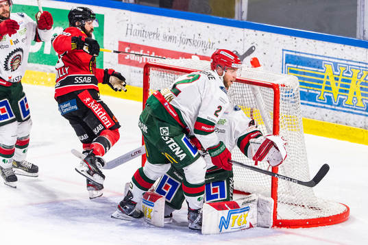 Luleås Jack Connolly med Frölundas Christian Folin och