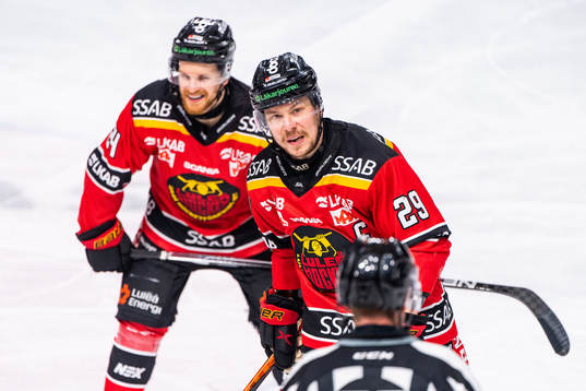 Luleås Erik Gustafsson reagerar mot Linjedomare Jan