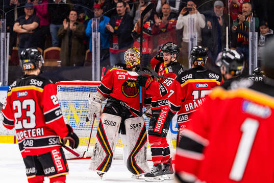 Luleås målvakt Joel Lassinantti och Joonas Rask jublar