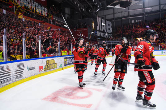 Luleås Pontus Andreasson jublar med lagkamrater