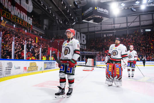 Frölundas Max Friberg deppar och lämnar isen
