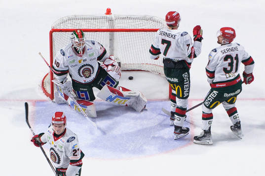 Frölundas målvakt Matthew Tomkins deppar med lagkamrater