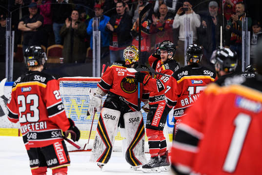 Luleås målvakt Joel Lassinantti och Joonas Rask jublar