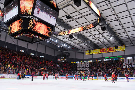 Luleås spelare jublar och tackar publiken