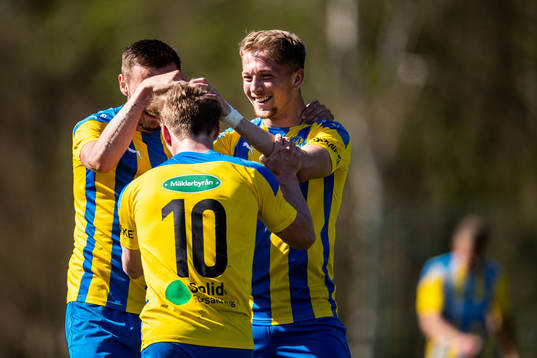 Eskilsminnes Danijal Omanovic jublar med lagkamrater