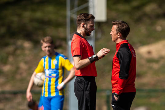 Domare Max Persson i samtal med Hittarps tränare Erik Edman