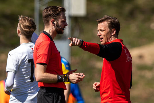 Domare Max Persson i samtal med Hittarps tränare Erik Edman