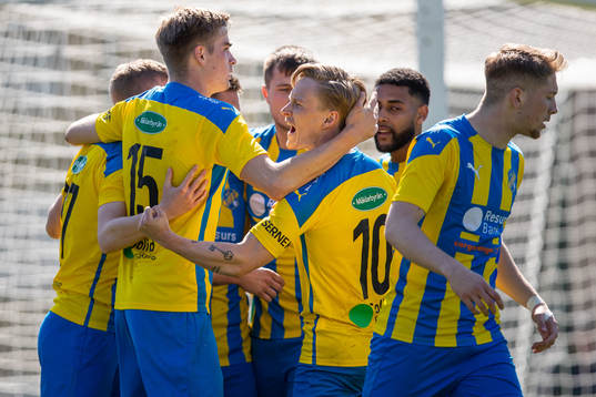 Eskilsminnes Alexander Engholm jublar med lagkamrater