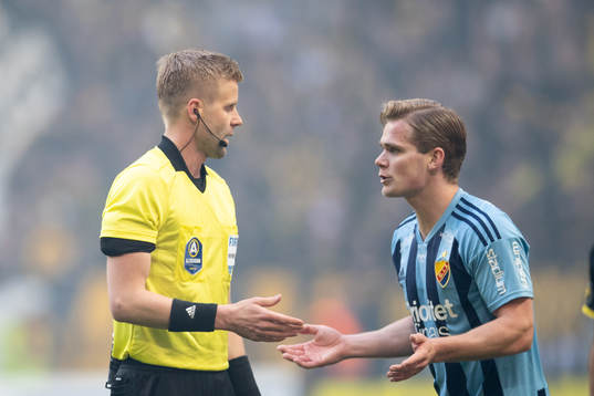 Domare Glenn Nyberg och Djurgårdens Hampus Finndell