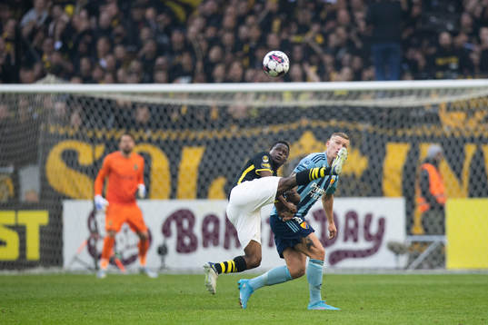 s Erick Otieno Ouma och Djurgårdens Victor Edvardsen