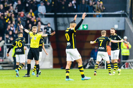 Domare Glenn Nyberg blåser av matchen omringad av jublande