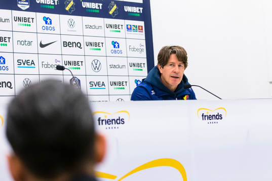 Djurgårdens tränare Thomas Lagerlöf svarar på frågor