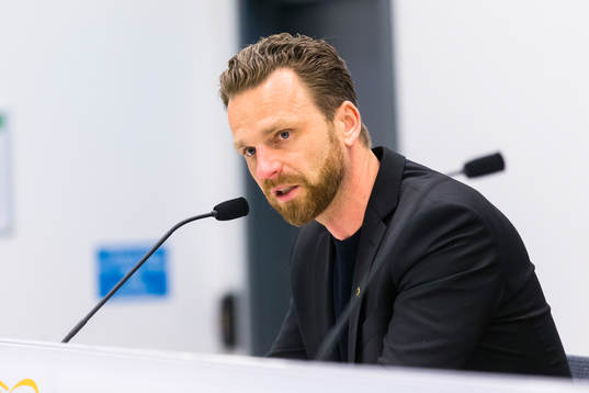 s tränare Bartosz Grzelak på presskonferensen
