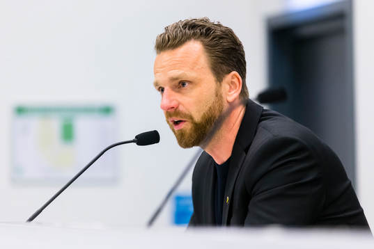 s tränare Bartosz Grzelak på presskonferensen