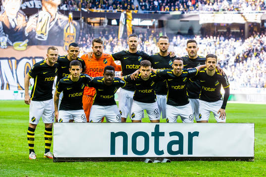 s startelva ställer upp för ett lagporträtt