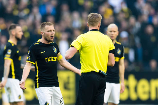 s Sebastian Larsson diskuterar med domare Glenn Nyberg