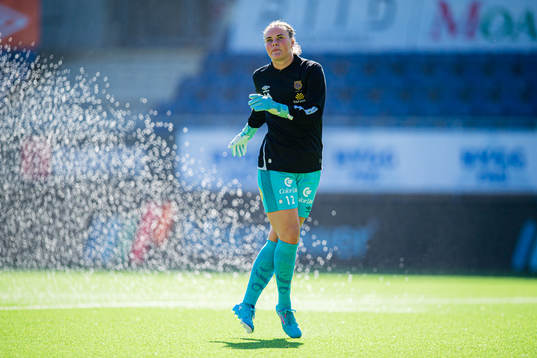 Benedicte Lund Berge of AaFK Fortuna warms up