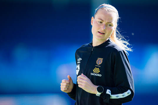 Lise Janbu Eide of AaFK Fortuna warms up