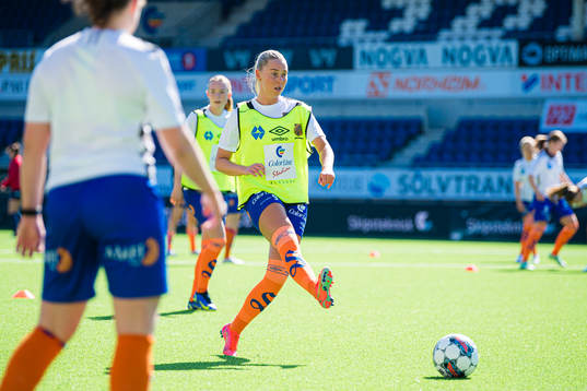 Daniela Dögg Gudnadottir of AaFK Fortuna warms up