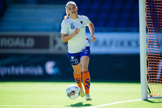 Guro Hammer Røn of AaFK Fortuna warms up