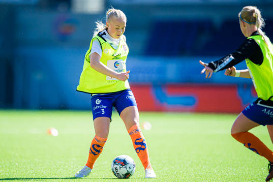 Mette Osvold Muri of AaFK Fortuna warms up