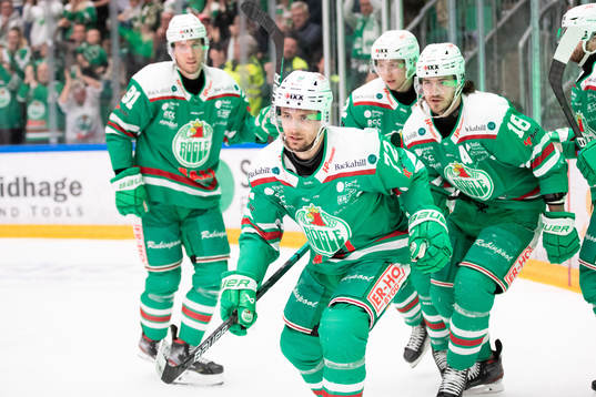 Rögles Daniel Zaar jublar med lagkamrater