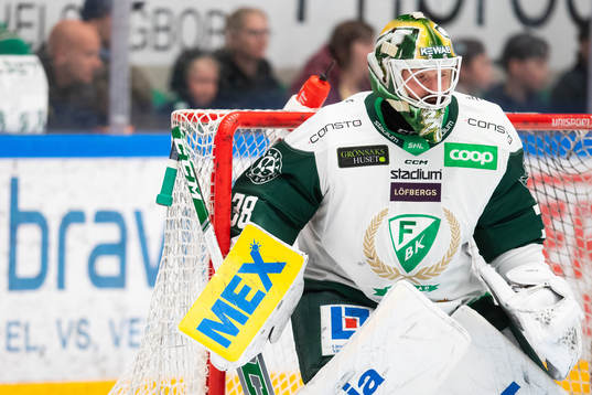 Färjestads målvakt Dominik Furch med trasig klubba
