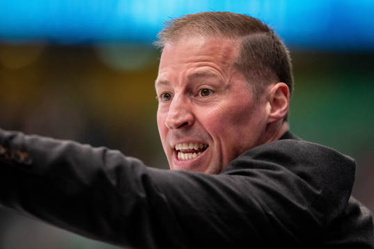 Rögles tränare Cam Abbott reagerar