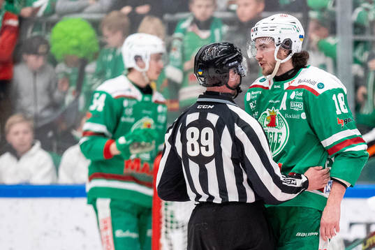 Rögles Dennis Everberg i diskussion med domaren