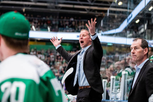 Rögles tränare Cam Abbott reagerar