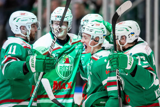 Rögles Oliver Tärnström jublar med lagkamrater