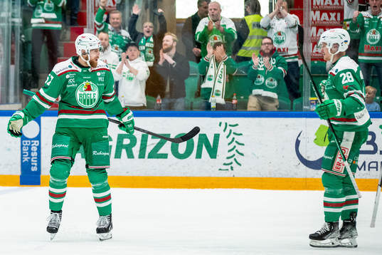 Rögles Vojtech Mozik och Anton Bengtsson jublar