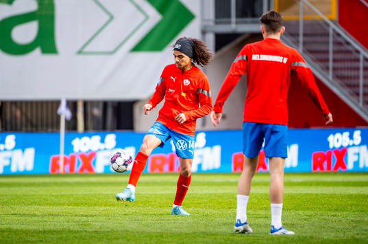 Helsingborgs Adam Kaied värmer upp innan fotbollsmatchen i